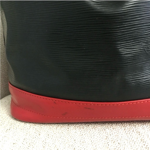 Authentic Louis Vuitton bucket bag black Epi leather - Picture 9 of 16